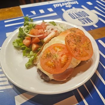 bife de chorizo napolitano con ensalada mixta en mas donto bahia blanca