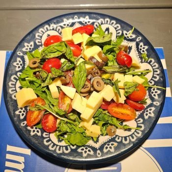 ensalada capresse en don tomas bodegon almuerzos, cenas y bebidas