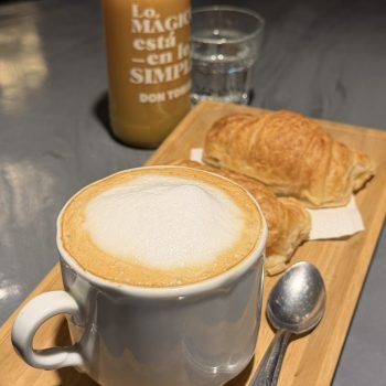 cafe con leche doble y medialunas