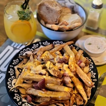 papas con panceta y cheddar en don tomas bahia blanca