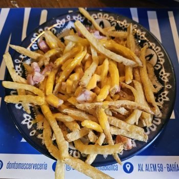 Papas con panceta y cheddar