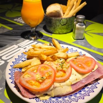 milanesa de carne napolitana con papas fritas en don tomas bahia blanca