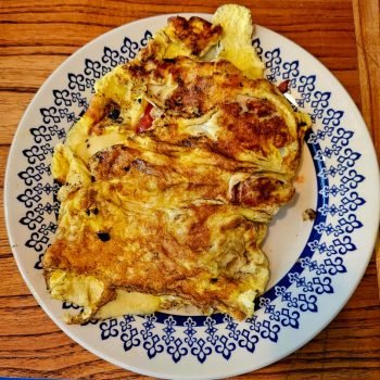 omelette capresse en don tomas cerveceria y bodegon en bahia blanca