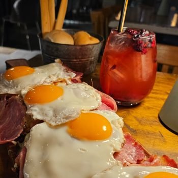 pizza de panceta y huevo frito