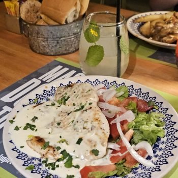 pollo al verdeo con ensalada