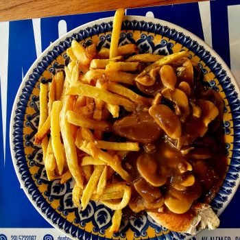 pollo con salsa portobello con papas fritas en don tomas bahia blanca